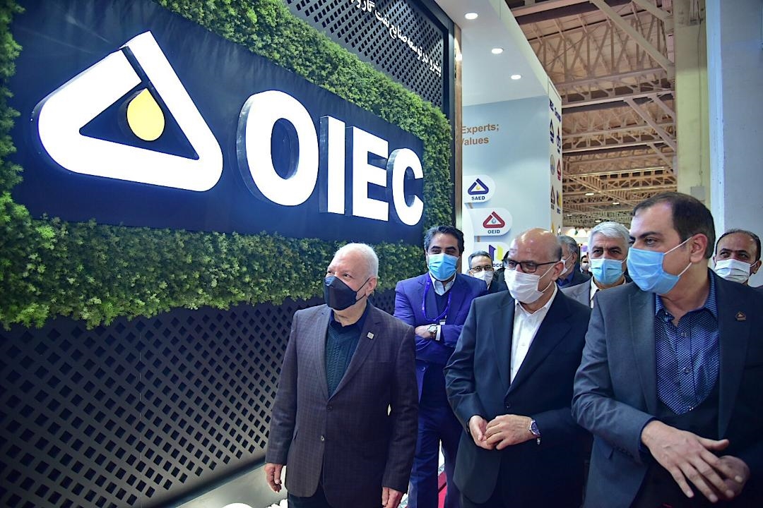 بازدید معاون وزیر نفت و مدیرعامل شرکت ملی صنایع پتروشیمی در آخرین روز از نمایشگاه صنعت نفت از سالن های 8و9 و  (1)31 1