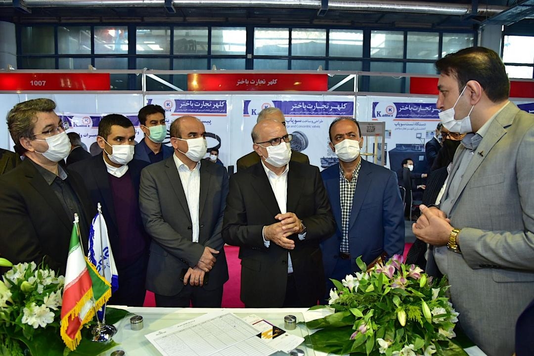 بازدید معاون وزیر نفت و مدیرعامل شرکت ملی صنایع پتروشیمی در آخرین روز از نمایشگاه صنعت نفت از سالن های 8و9 و  (1)31 2