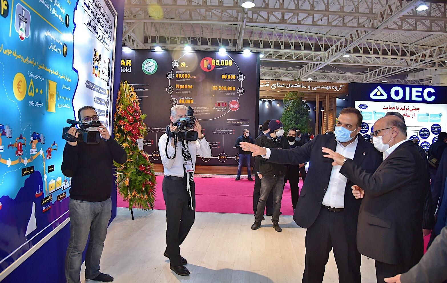 بازدید معاون وزیر نفت و مدیرعامل شرکت ملی صنایع پتروشیمی در آخرین روز بیست و پنجمین نمایشگاه صنعت نفت از سالنهای 8و9 و 31 6