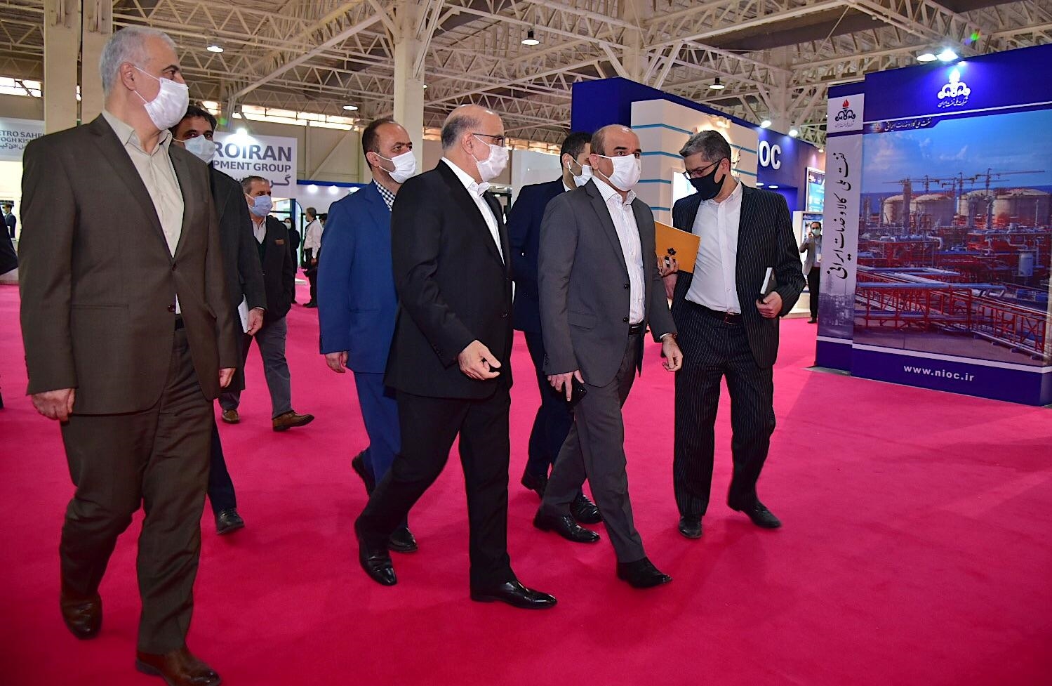 بازدید معاون وزیر نفت و مدیرعامل شرکت ملی صنایع پتروشیمی در آخرین روز بیست و پنجمین نمایشگاه صنعت نفت از سالنهای 8و9 و 31 8