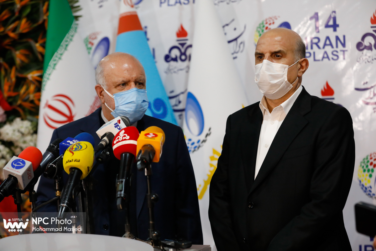 گفت و گوی وزیر نفت با خبرنگاران در چهاردهمین نمایشگاه بین المللی ایران پلاست 3