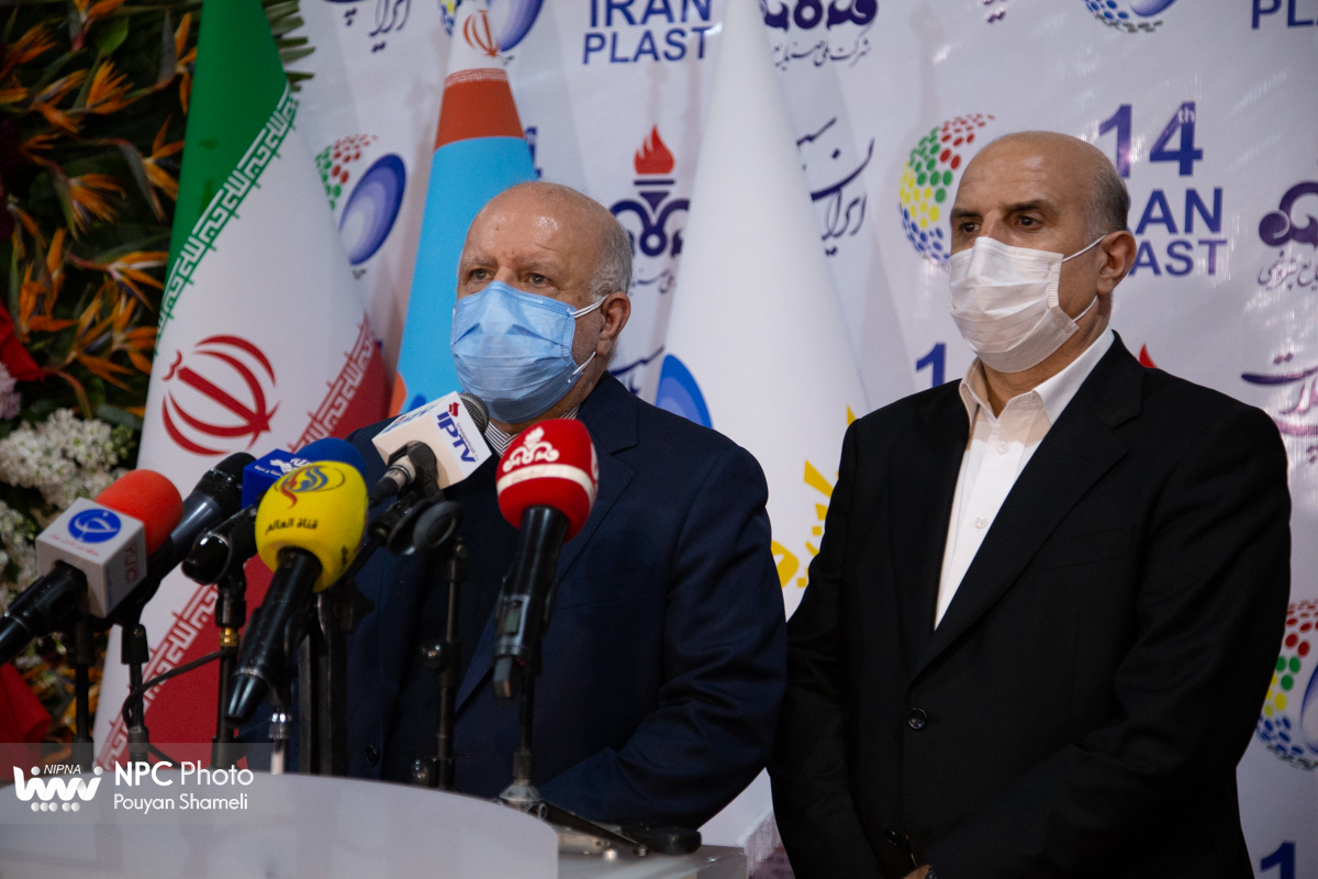 گفت و گوی وزیر نفت با خبرنگاران در چهاردهمین نمایشگاه بین المللی ایران پلاست 5