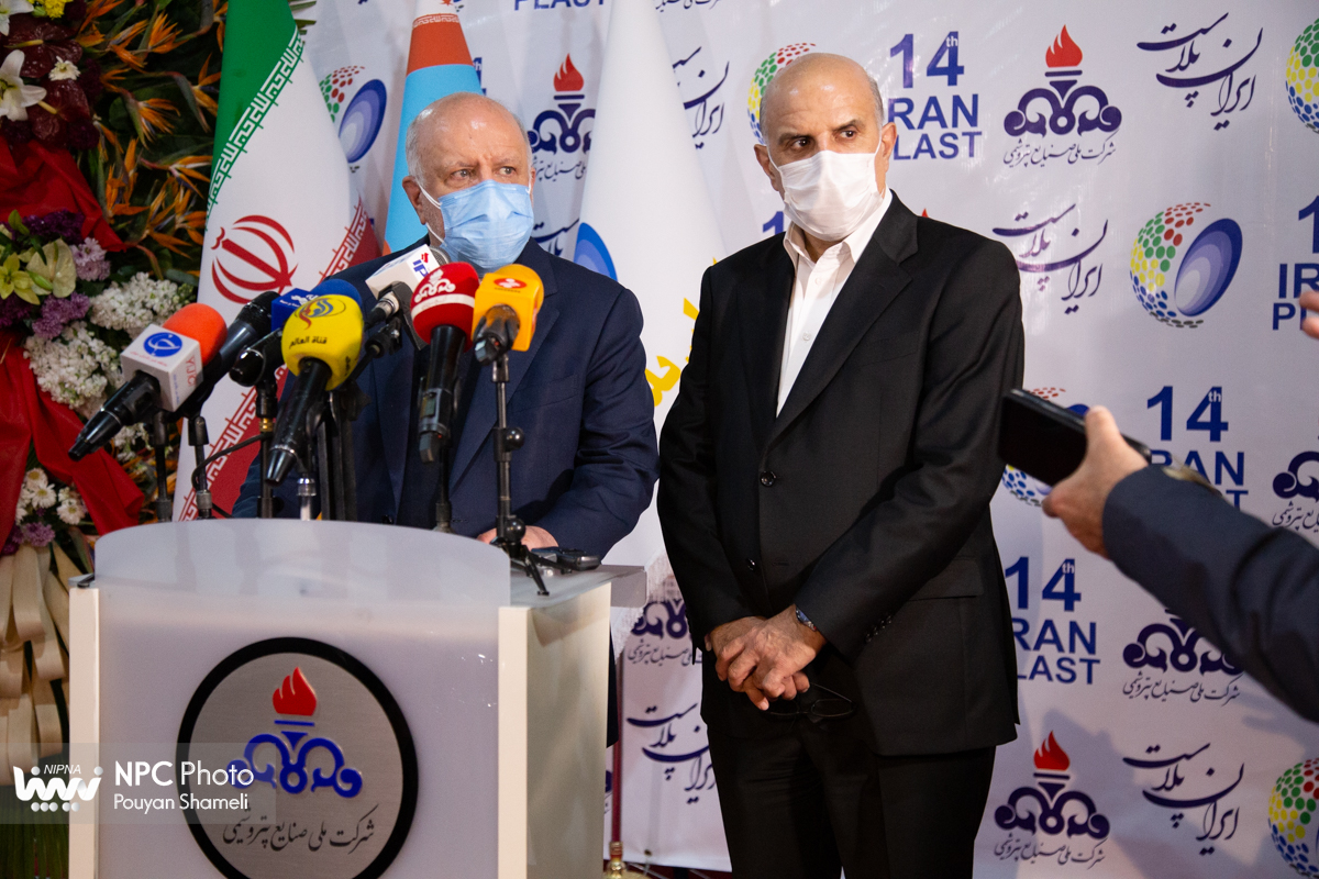 گفت و گوی وزیر نفت با خبرنگاران در چهاردهمین نمایشگاه بین المللی ایران پلاست 8