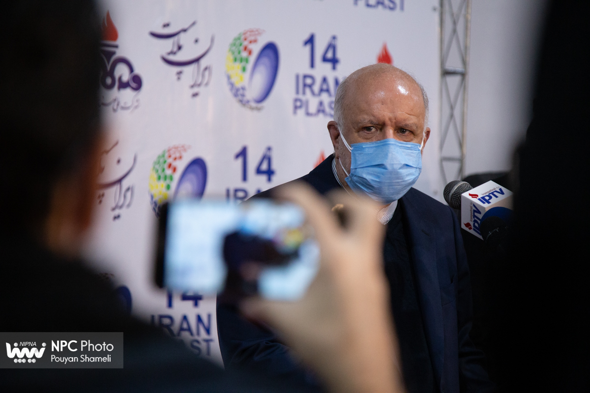 گفت و گوی وزیر نفت با خبرنگاران در چهاردهمین نمایشگاه بین المللی ایران پلاست 12