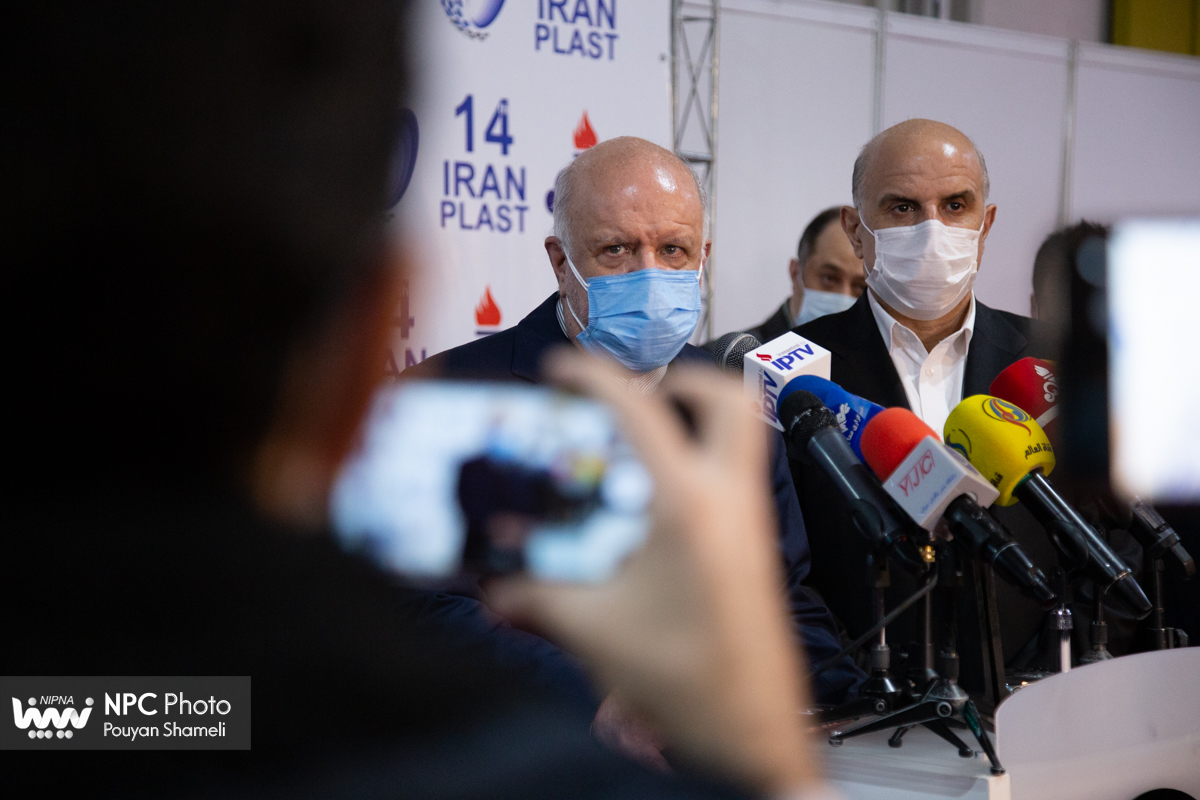 گفت و گوی وزیر نفت با خبرنگاران در چهاردهمین نمایشگاه بین المللی ایران پلاست 13