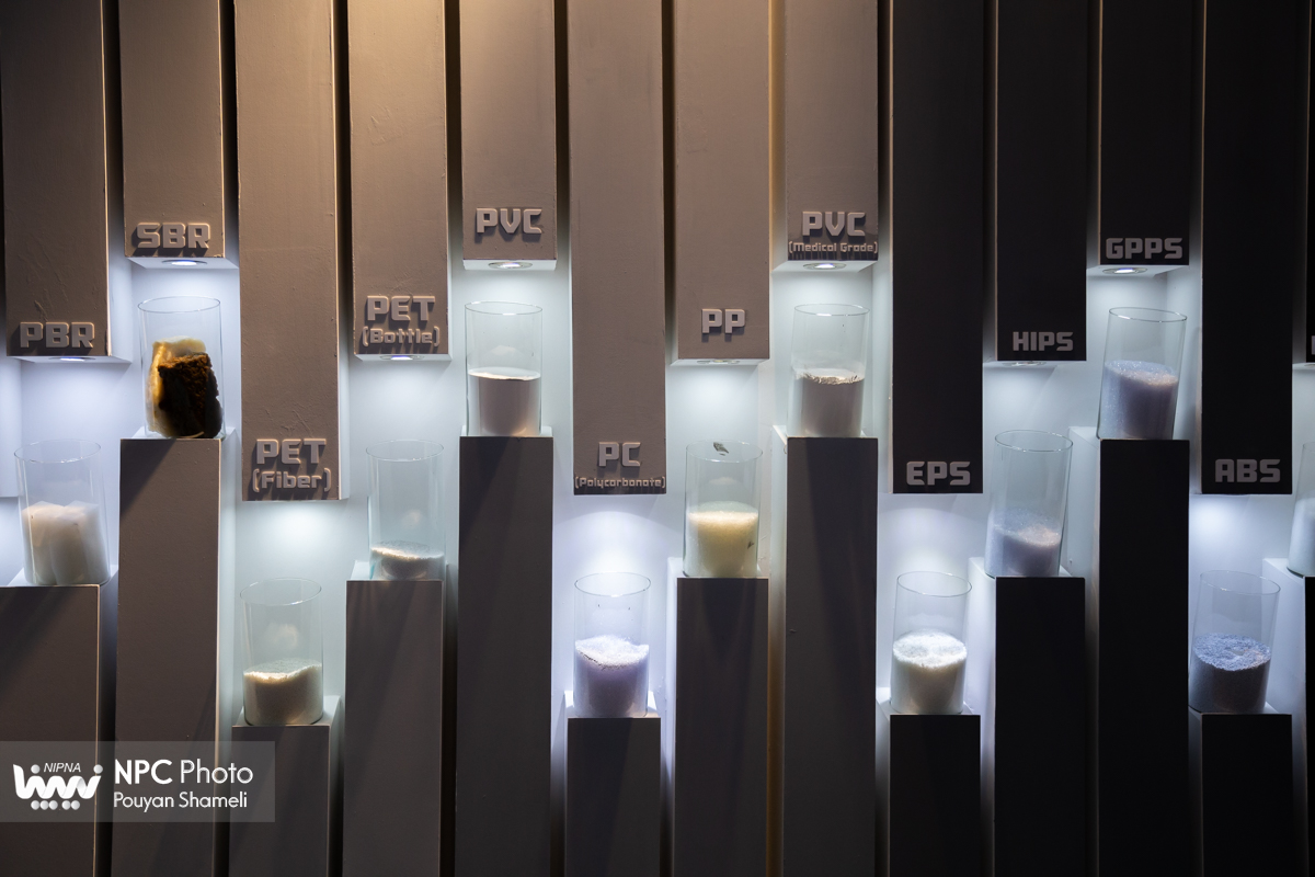 غرفه شرکت ملی صنایع پتروشیمی در اولین روز از چهاردهمین نمایشگاه بین المللی ایران پلاست 12