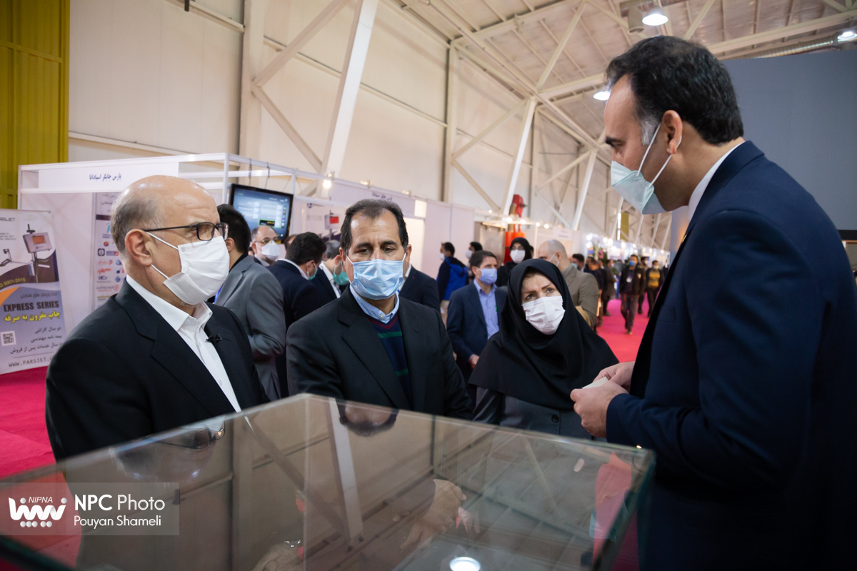 بازدید مدیرعامل شرکت ملی صنایع پتروشیمی از چهاردهمین نمایشگاه بین المللی ایران پلاست - 2 6