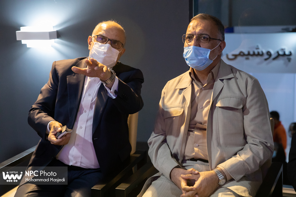 بازدید علیرضا زاکانی، نماینده مجلس شورای اسلامی از غرفه  شرکت ملی صنایع پتروشیمی در چهاردهمین نمایشگاه بین المللی ایران پلاست 2