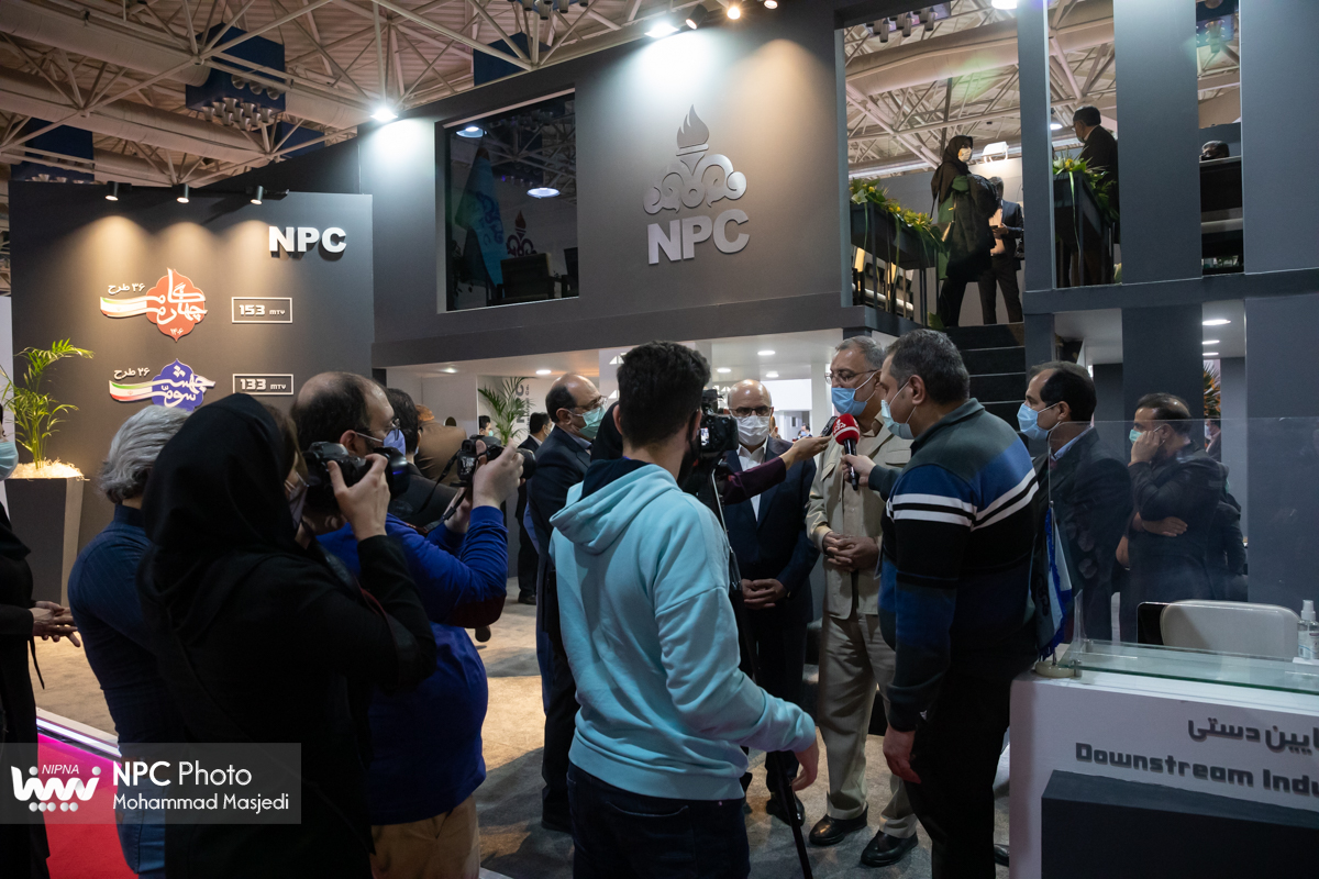 بازدید علیرضا زاکانی، نماینده مجلس شورای اسلامی از غرفه  شرکت ملی صنایع پتروشیمی در چهاردهمین نمایشگاه بین المللی ایران پلاست 4