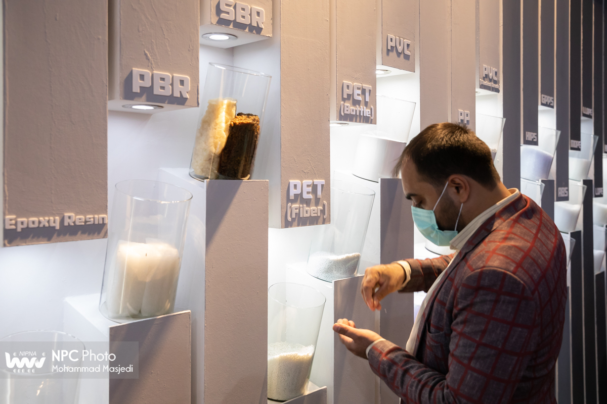 غرفه شرکت ملی صنایع پتروشیمی در سومین روز از چهاردهمین نمایشگاه بین المللی ایران پلاست - 2 11