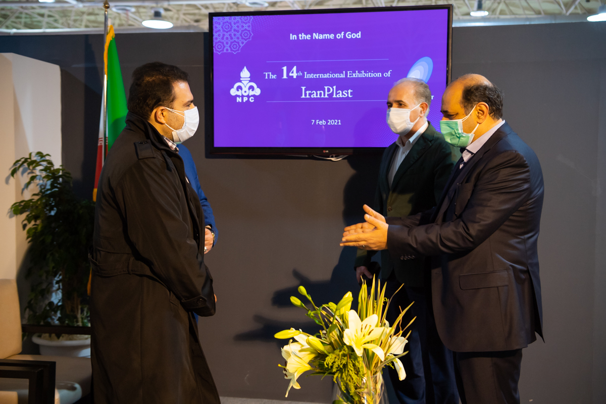 دبیر ستاد توسعه فناوری های حوزه آب و انرژی معاونت علمی فناوری ریاست جمهوری از غرفه شرکت ملی صنایع پتروشیمی در چهاردهمین نمایشگاه بین المللی ایران پلاست 1