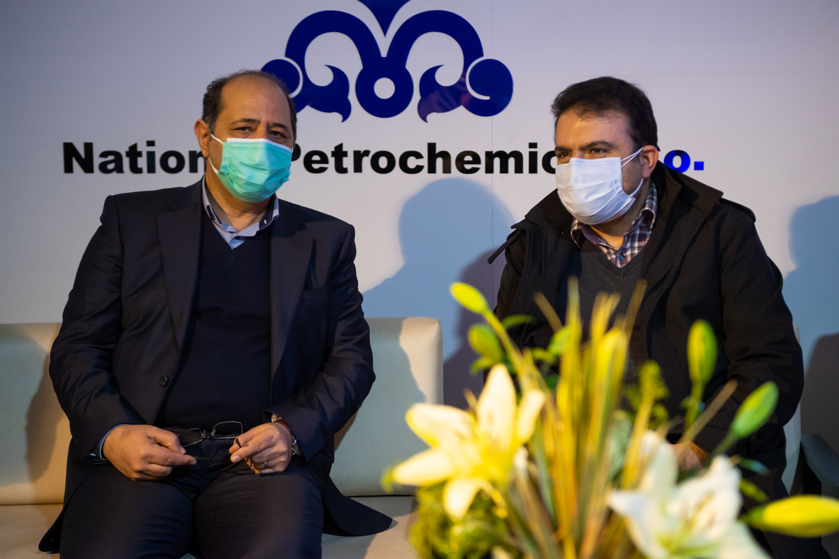 دبیر ستاد توسعه فناوری های حوزه آب و انرژی معاونت علمی فناوری ریاست جمهوری از غرفه شرکت ملی صنایع پتروشیمی در چهاردهمین نمایشگاه بین المللی ایران پلاست 2