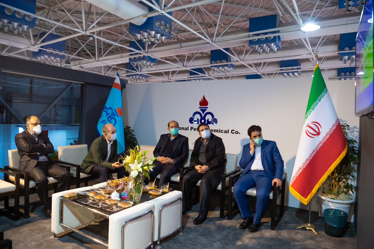 دبیر ستاد توسعه فناوری های حوزه آب و انرژی معاونت علمی فناوری ریاست جمهوری از غرفه شرکت ملی صنایع پتروشیمی در چهاردهمین نمایشگاه بین المللی ایران پلاست 3