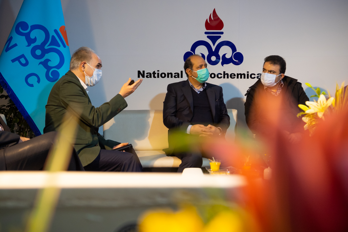 دبیر ستاد توسعه فناوری های حوزه آب و انرژی معاونت علمی فناوری ریاست جمهوری از غرفه شرکت ملی صنایع پتروشیمی در چهاردهمین نمایشگاه بین المللی ایران پلاست 4