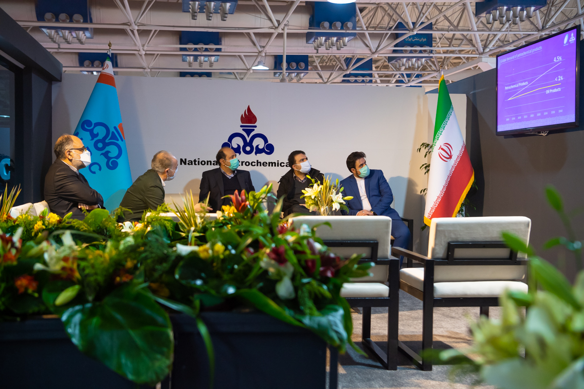 دبیر ستاد توسعه فناوری های حوزه آب و انرژی معاونت علمی فناوری ریاست جمهوری از غرفه شرکت ملی صنایع پتروشیمی در چهاردهمین نمایشگاه بین المللی ایران پلاست 5