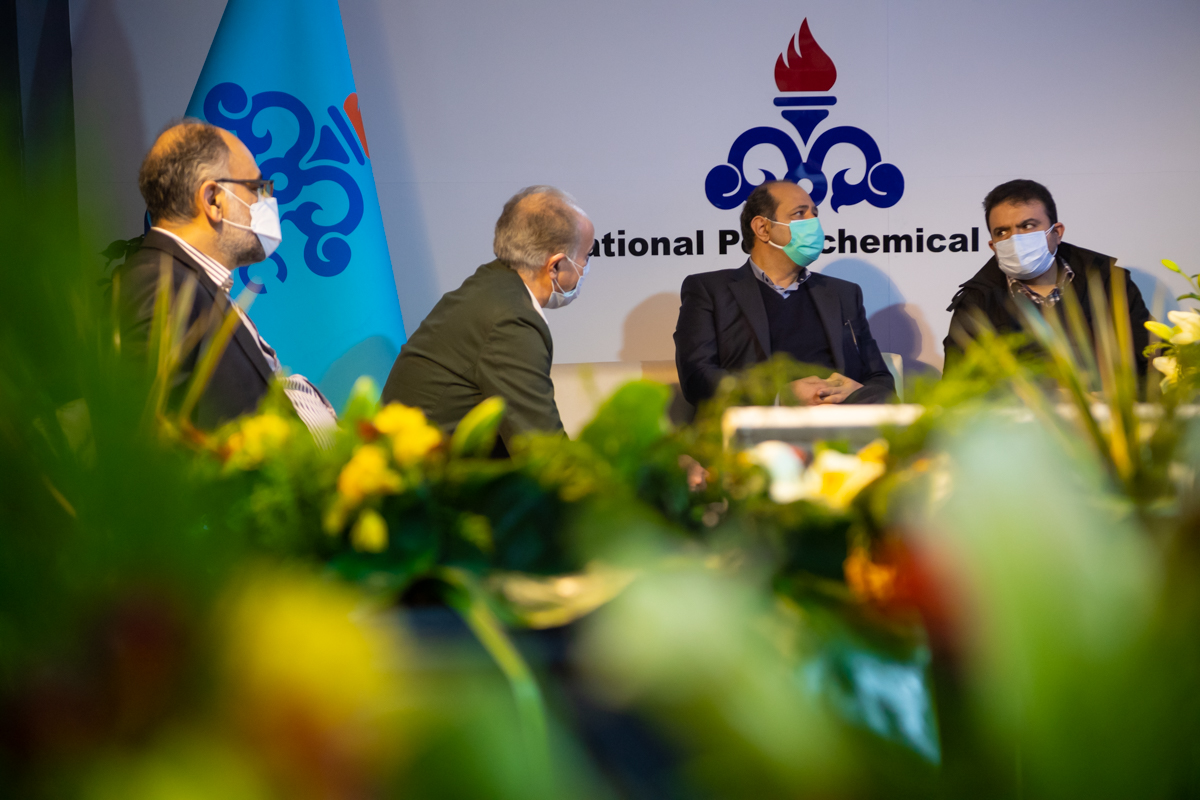 دبیر ستاد توسعه فناوری های حوزه آب و انرژی معاونت علمی فناوری ریاست جمهوری از غرفه شرکت ملی صنایع پتروشیمی در چهاردهمین نمایشگاه بین المللی ایران پلاست 6