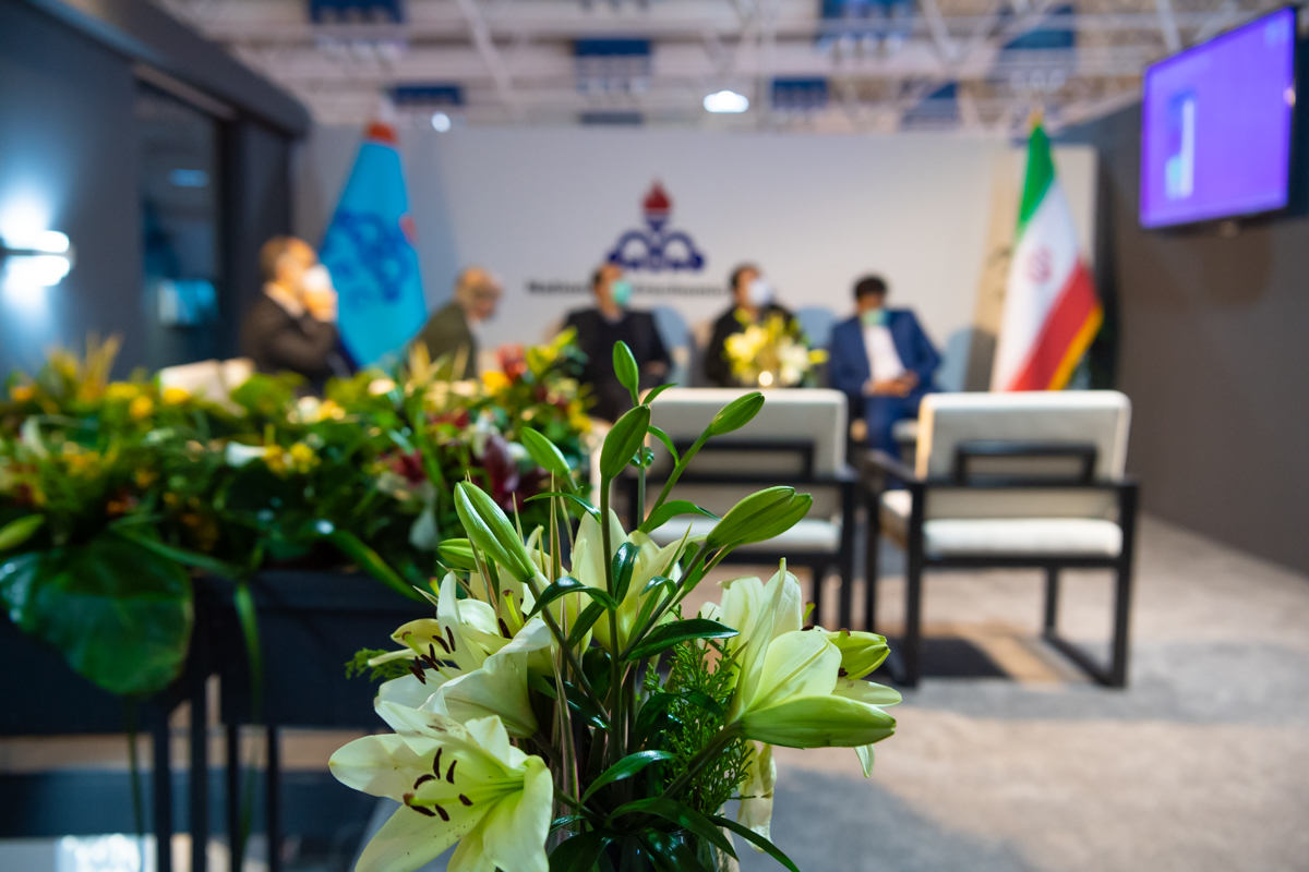 دبیر ستاد توسعه فناوری های حوزه آب و انرژی معاونت علمی فناوری ریاست جمهوری از غرفه شرکت ملی صنایع پتروشیمی در چهاردهمین نمایشگاه بین المللی ایران پلاست 7