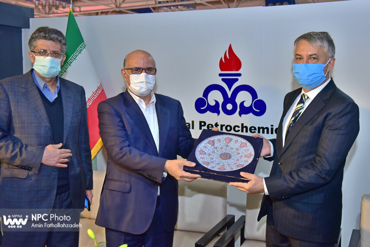 بازدید سفیر صربستان از غرفه شرکت ملی صنایع پتروشیمی در چهارمین روز از چهاردهمین نمایشگاه بین المللی ایران پلاست 14
