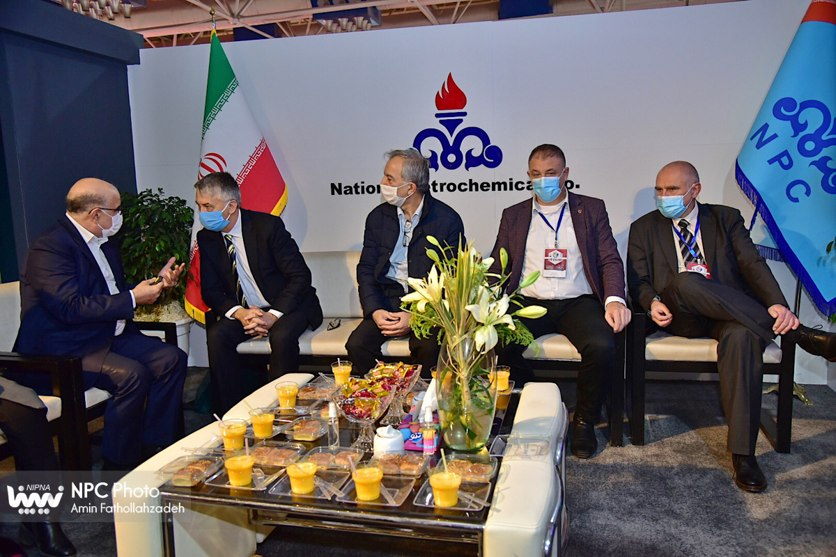 بازدید سفیر صربستان از غرفه شرکت ملی صنایع پتروشیمی در چهارمین روز از چهاردهمین نمایشگاه بین المللی ایران پلاست 19