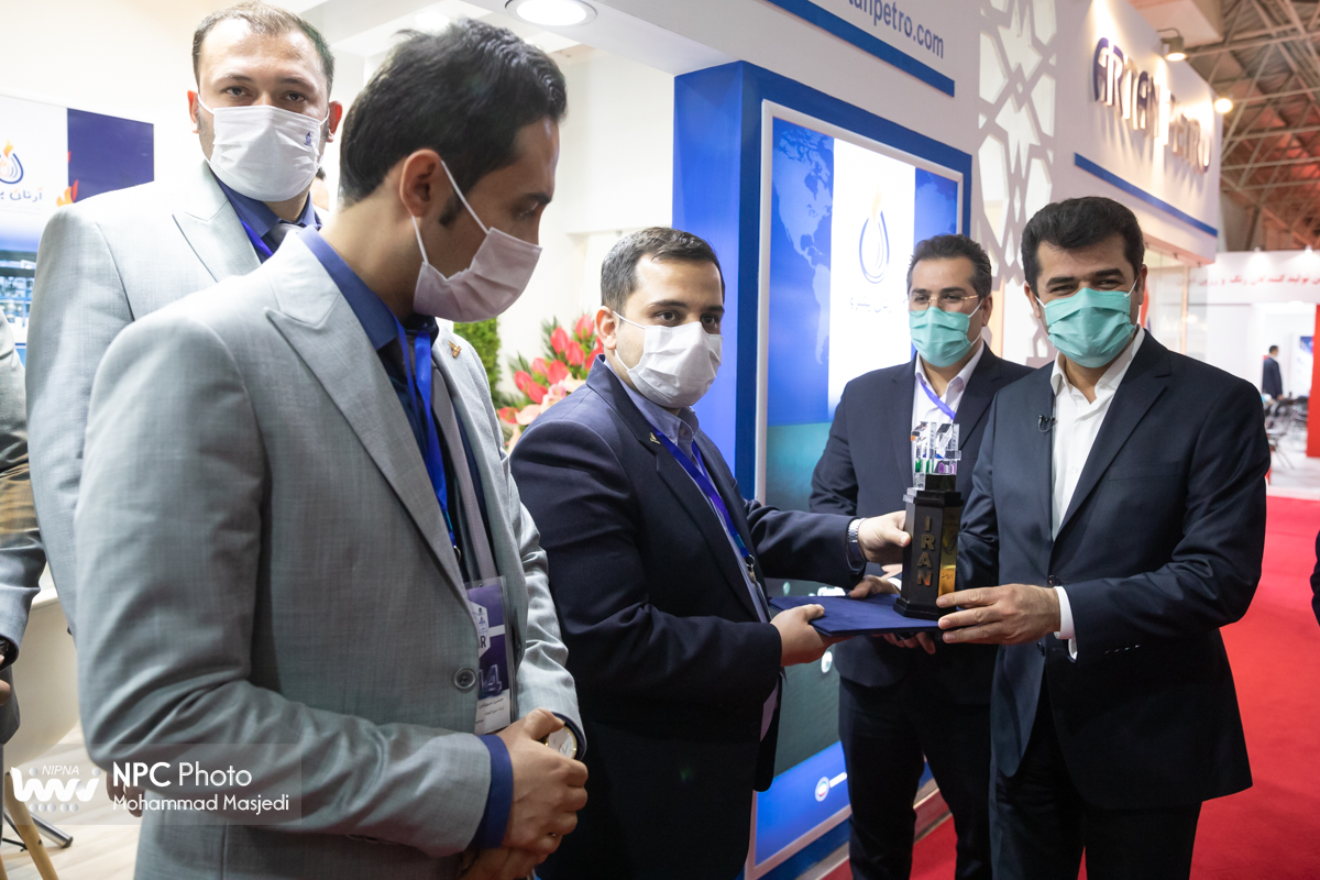 اهدای لوح تقدیر به شرکت های حاضر در چهاردهمین نمایشگاه بین المللی ایران پلاست 7