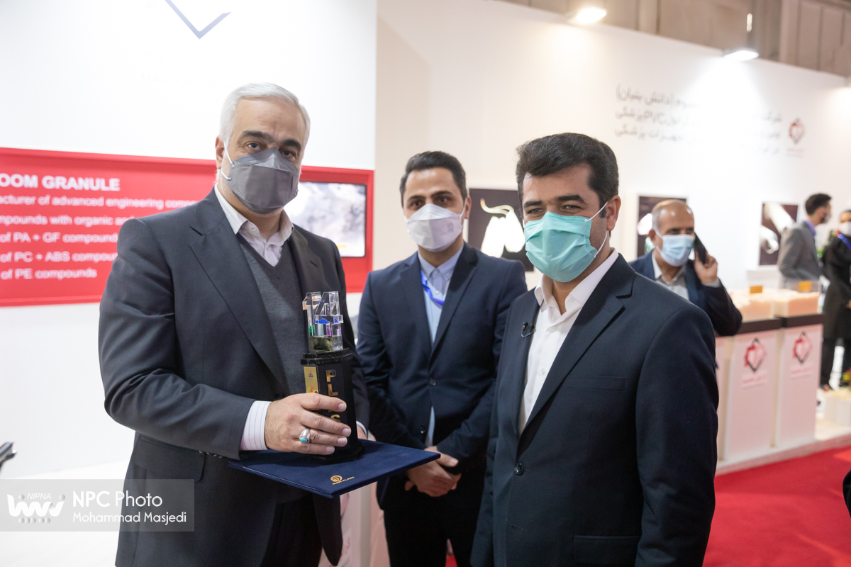اهدای لوح تقدیر به شرکت های حاضر در چهاردهمین نمایشگاه بین المللی ایران پلاست 8