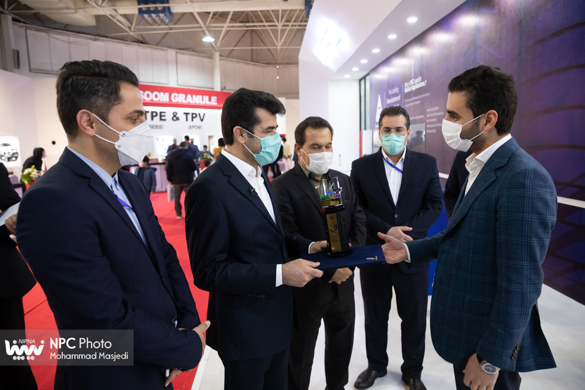 اهدای لوح تقدیر به شرکت های حاضر در چهاردهمین نمایشگاه بین المللی ایران پلاست 9