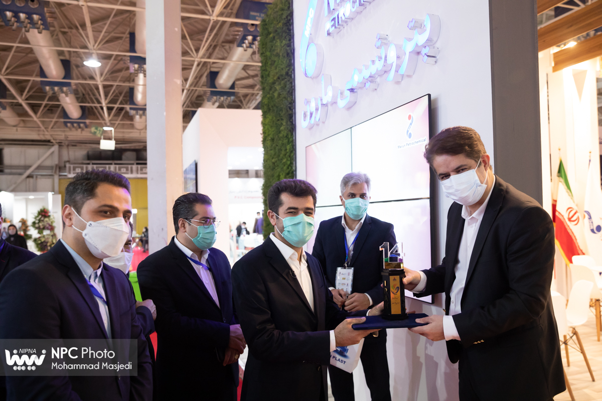 اهدای لوح تقدیر به شرکت های حاضر در چهاردهمین نمایشگاه بین المللی ایران پلاست 11
