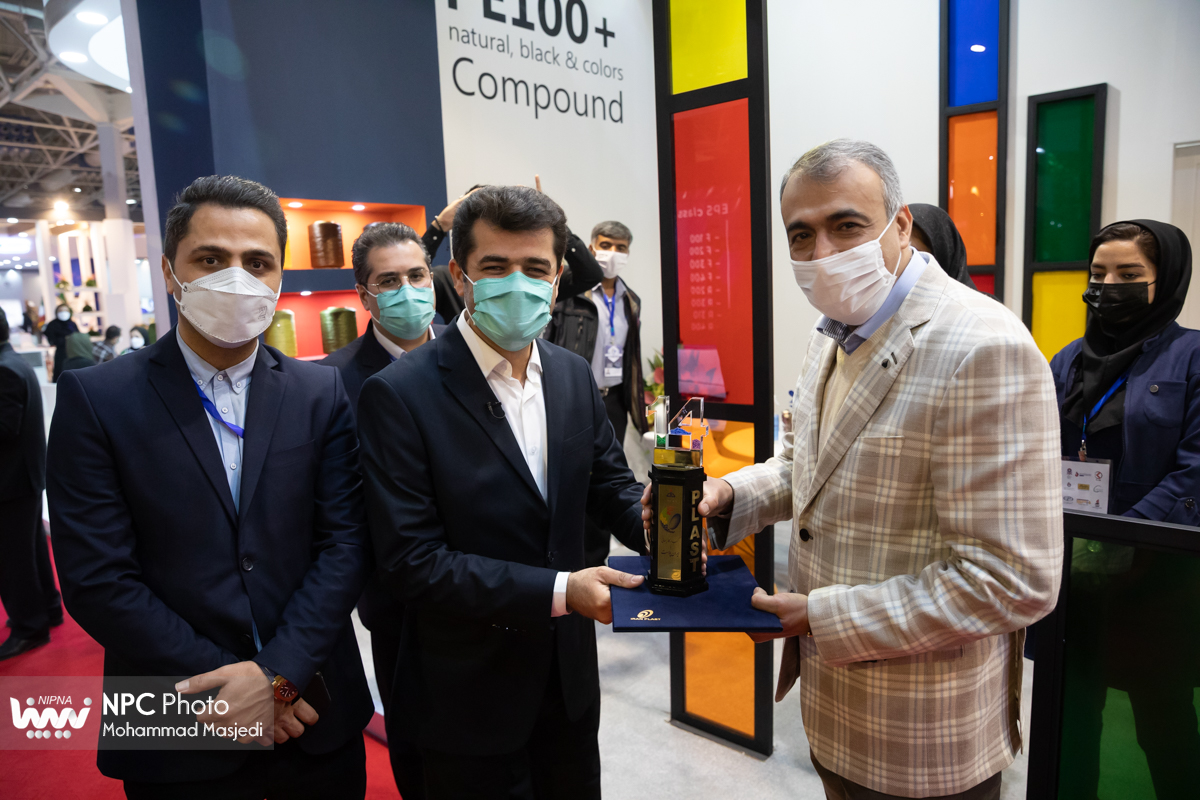اهدای لوح تقدیر به شرکت های حاضر در چهاردهمین نمایشگاه بین المللی ایران پلاست 12