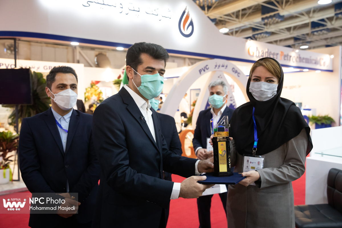 اهدای لوح تقدیر به شرکت های حاضر در چهاردهمین نمایشگاه بین المللی ایران پلاست 13