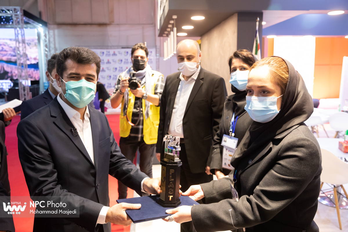 اهدای لوح تقدیر به شرکت های حاضر در چهاردهمین نمایشگاه بین المللی ایران پلاست 14