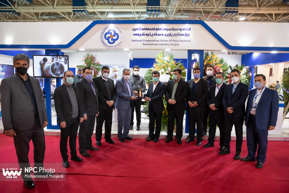 اهدای لوح تقدیر به شرکت های حاضر در چهاردهمین نمایشگاه بین المللی ایران پلاست 17