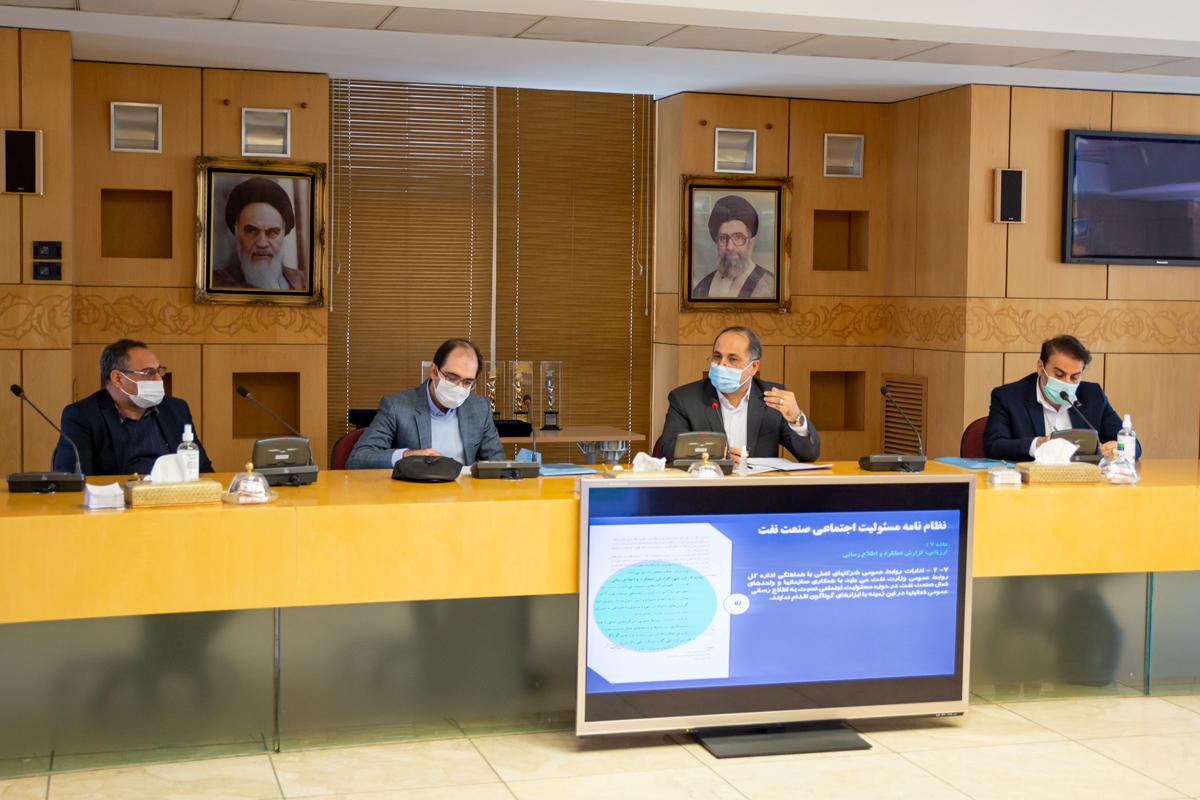 مشاور اجتماعی مدیرعامل و رئیس دبیر خانه مسئولیت اجتماعی شرکت ملی صنایع پتروشیمی از شرکت های برتر درحوزه مسئولیت های اجتماعی تقدیر کر 2