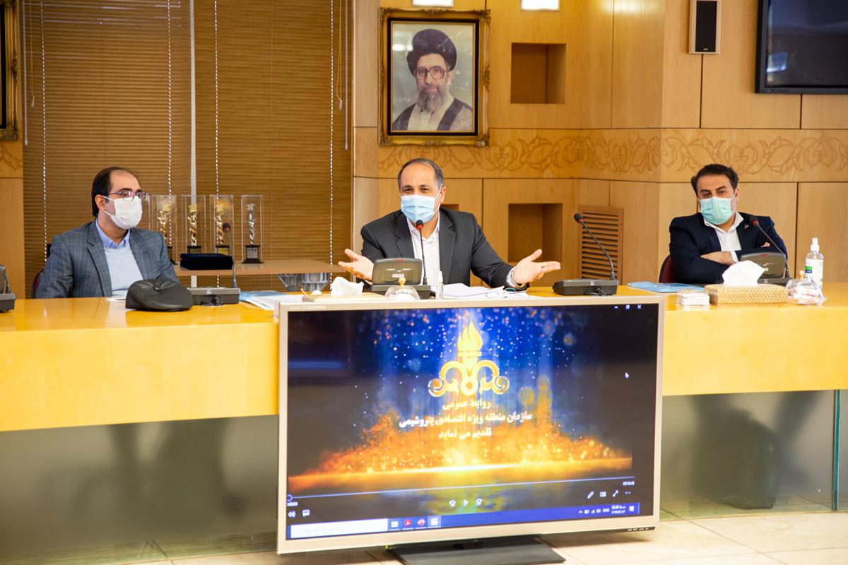 مشاور اجتماعی مدیرعامل و رئیس دبیر خانه مسئولیت اجتماعی شرکت ملی صنایع پتروشیمی از شرکت های برتر درحوزه مسئولیت های اجتماعی تقدیر کر 4