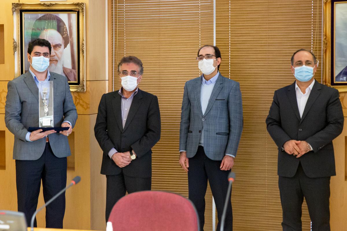 مشاور اجتماعی مدیرعامل و رئیس دبیر خانه مسئولیت اجتماعی شرکت ملی صنایع پتروشیمی از شرکت های برتر درحوزه مسئولیت های اجتماعی تقدیر کر 6