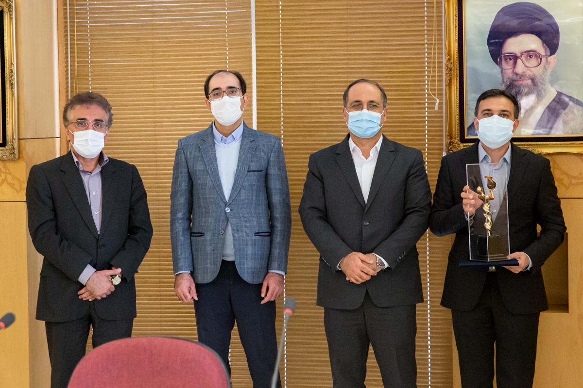 مشاور اجتماعی مدیرعامل و رئیس دبیر خانه مسئولیت اجتماعی شرکت ملی صنایع پتروشیمی از شرکت های برتر درحوزه مسئولیت های اجتماعی تقدیر کر 8