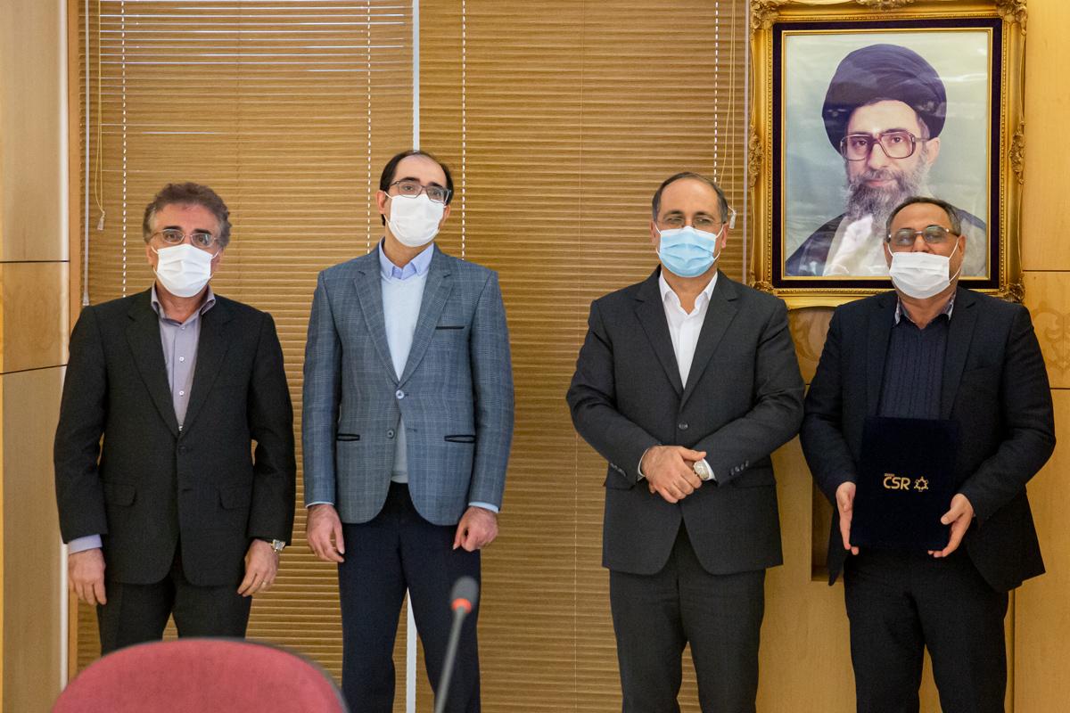 مشاور اجتماعی مدیرعامل و رئیس دبیر خانه مسئولیت اجتماعی شرکت ملی صنایع پتروشیمی از شرکت های برتر درحوزه مسئولیت های اجتماعی تقدیر کر 9