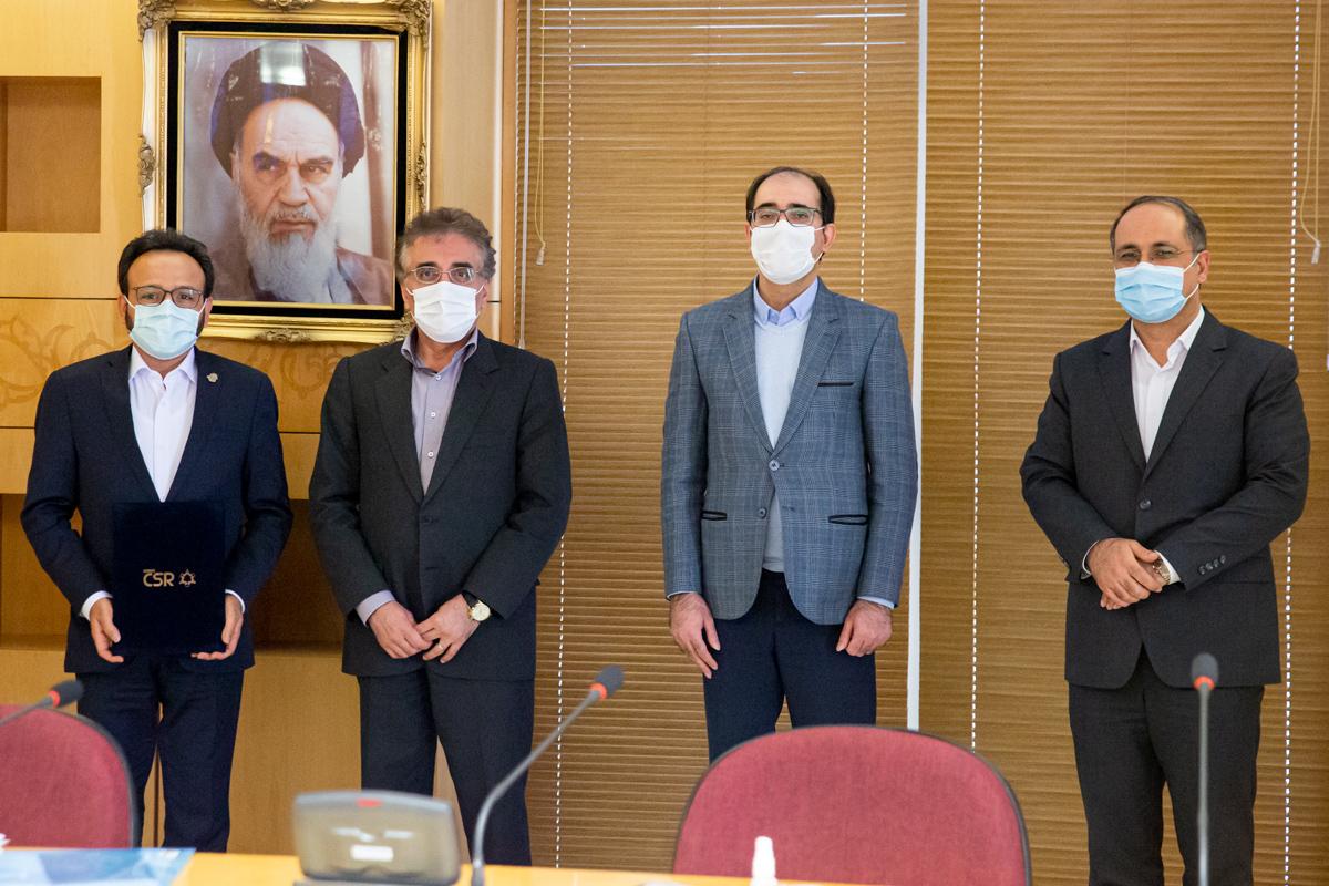 مشاور اجتماعی مدیرعامل و رئیس دبیر خانه مسئولیت اجتماعی شرکت ملی صنایع پتروشیمی از شرکت های برتر درحوزه مسئولیت های اجتماعی تقدیر کر 12