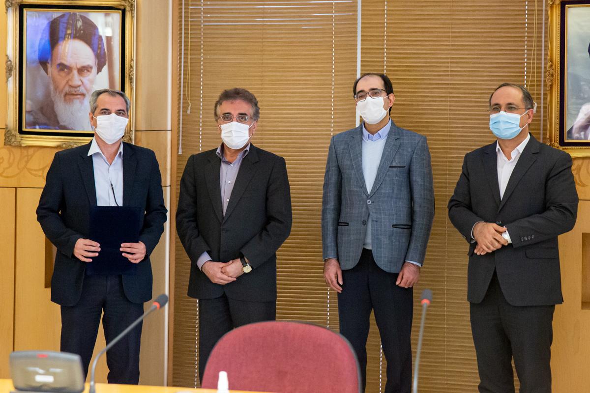 مشاور اجتماعی مدیرعامل و رئیس دبیر خانه مسئولیت اجتماعی شرکت ملی صنایع پتروشیمی از شرکت های برتر درحوزه مسئولیت های اجتماعی تقدیر کر 13