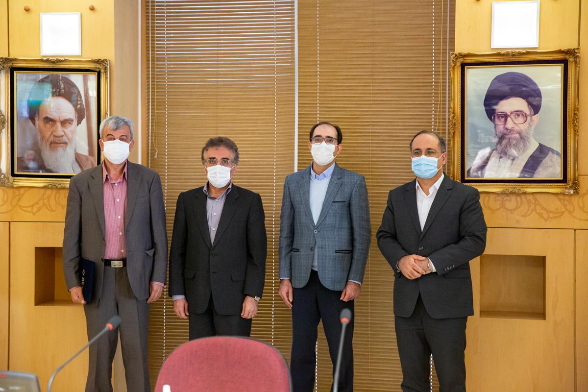 مشاور اجتماعی مدیرعامل و رئیس دبیر خانه مسئولیت اجتماعی شرکت ملی صنایع پتروشیمی از شرکت های برتر درحوزه مسئولیت های اجتماعی تقدیر کر 14