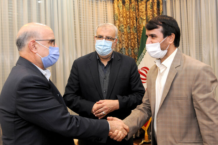 نشست وزیر نفت با مدیران عامل پیشین و جدید شرکت ملی صنایع پتروشیمی