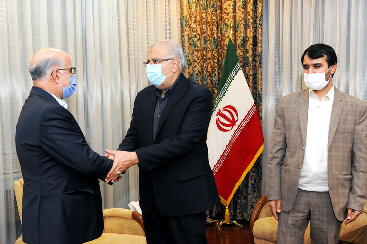 نشست وزیر نفت با مدیران عامل پیشین و جدید شرکت ملی صنایع پتروشیمی