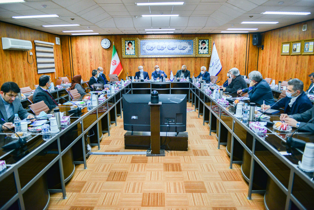 مدیران کل و کارشناسان وزارت امور خارجه  با هدف  آشنایی با دستاوردها  و نیز کمک به رفع موانع صادرات و تسهیل روابط بین المللی صنعت پتروشیمی در سفری (3 و 4 بهمن ماه) از منطقه ویژه اقتصادی پتروشیمی بازدید کردند. 9