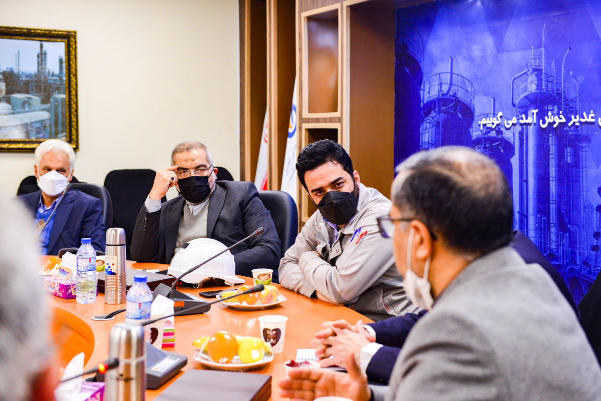 مدیران کل و کارشناسان وزارت امور خارجه  با هدف  آشنایی با دستاوردها  و نیز کمک به رفع موانع صادرات و تسهیل روابط بین المللی صنعت پتروشیمی در سفری (3 و 4 بهمن ماه) از منطقه ویژه اقتصادی پتروشیمی بازدید کردند. 11