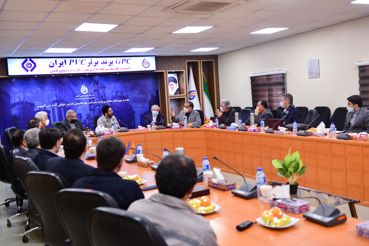 مدیران کل و کارشناسان وزارت امور خارجه  با هدف  آشنایی با دستاوردها  و نیز کمک به رفع موانع صادرات و تسهیل روابط بین المللی صنعت پتروشیمی در سفری (3 و 4 بهمن ماه) از منطقه ویژه اقتصادی پتروشیمی بازدید کردند. 12