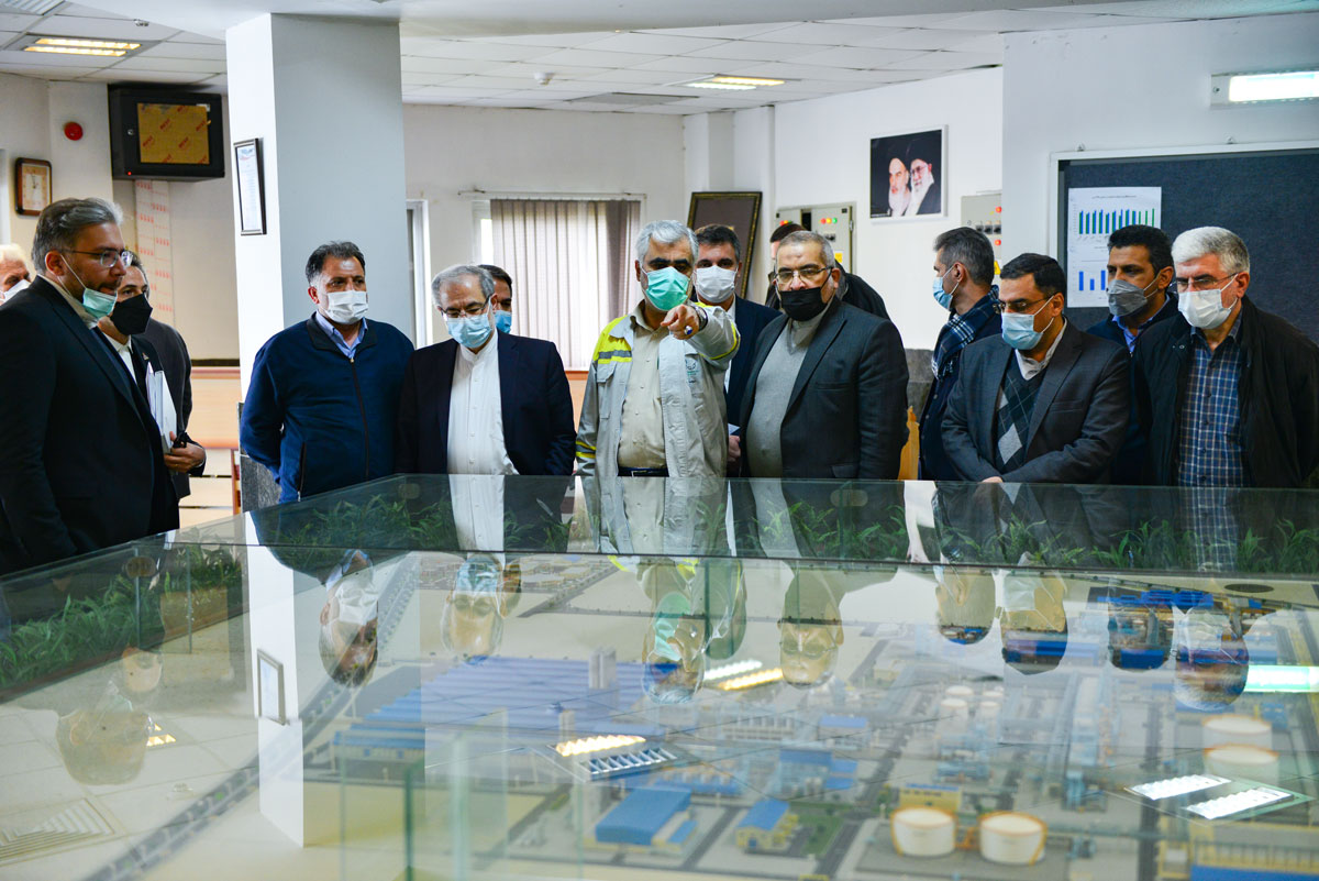 مدیران کل و کارشناسان وزارت امور خارجه  با هدف  آشنایی با دستاوردها  و نیز کمک به رفع موانع صادرات و تسهیل روابط بین المللی صنعت پتروشیمی در سفری (3 و 4 بهمن ماه) از منطقه ویژه اقتصادی پتروشیمی بازدید کردند. 15