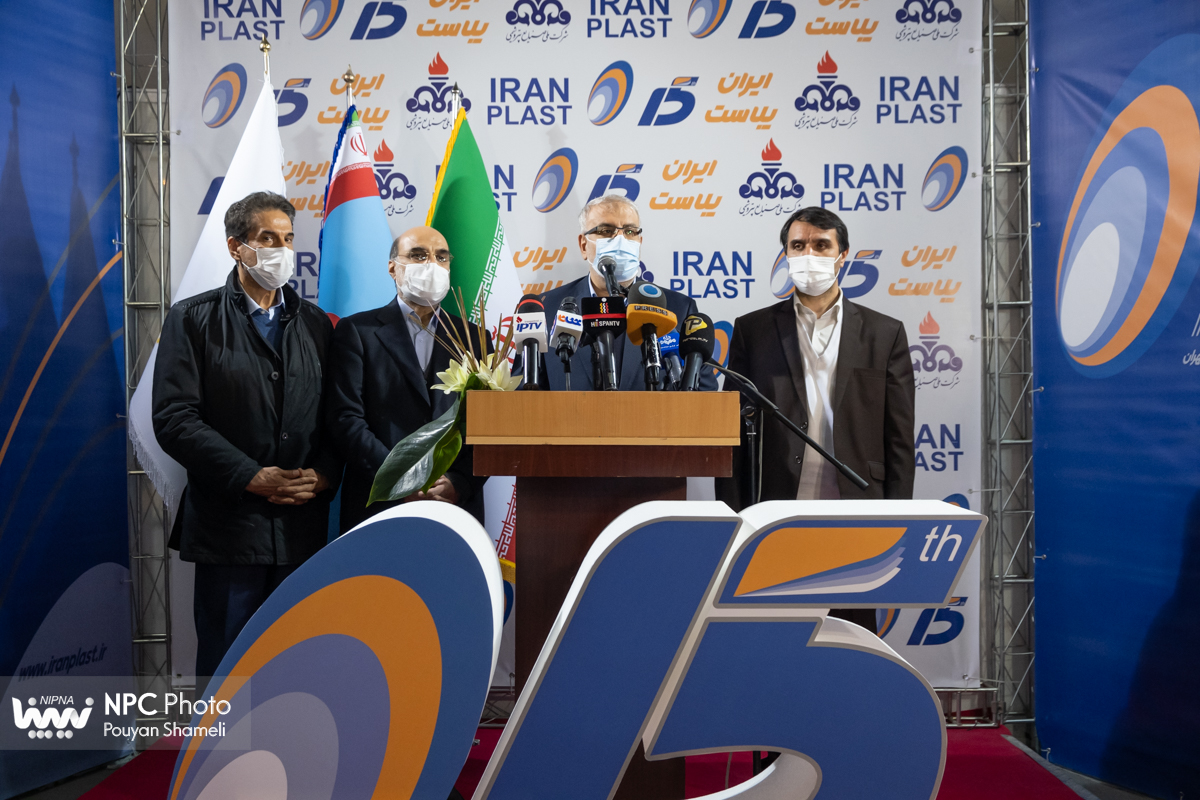 گفت و گوی وزیر نفت با خبرنگاران در پانزدهمین نمایشگاه بین المللی ایران پلاست (1) 2
