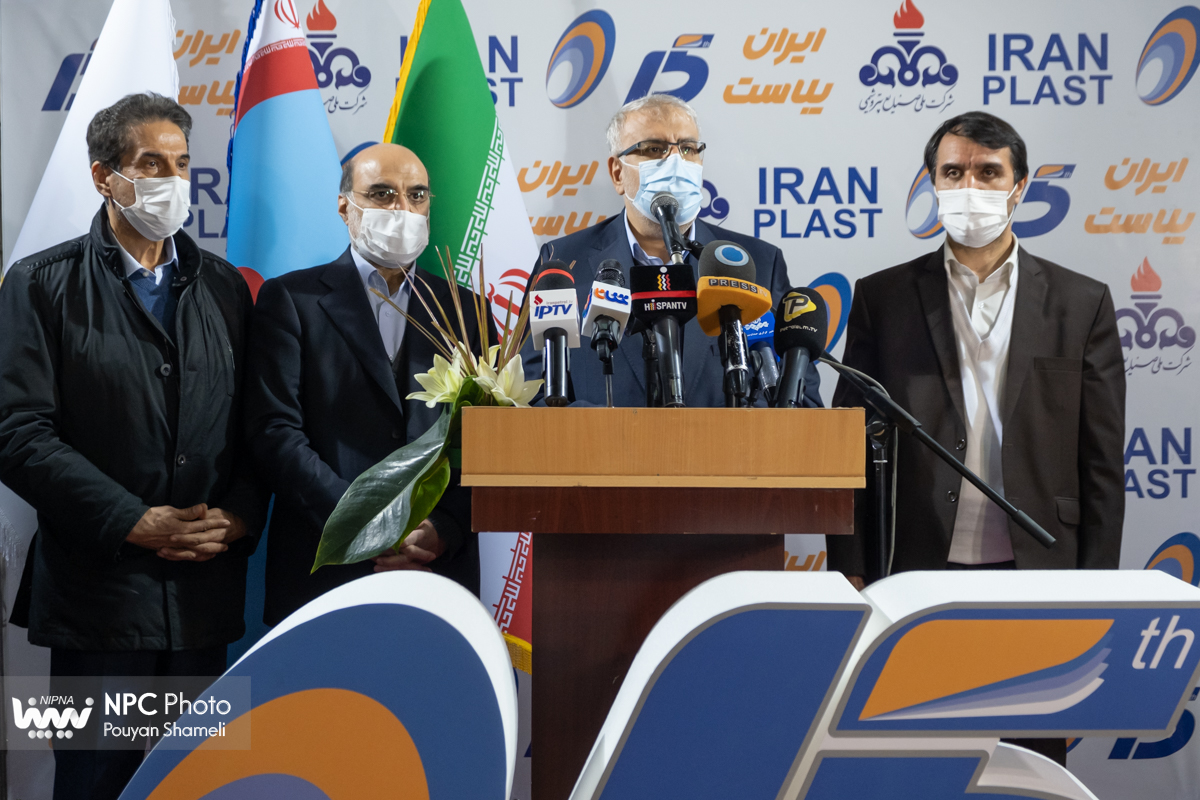 گفت و گوی وزیر نفت با خبرنگاران در پانزدهمین نمایشگاه بین المللی ایران پلاست (1) 3