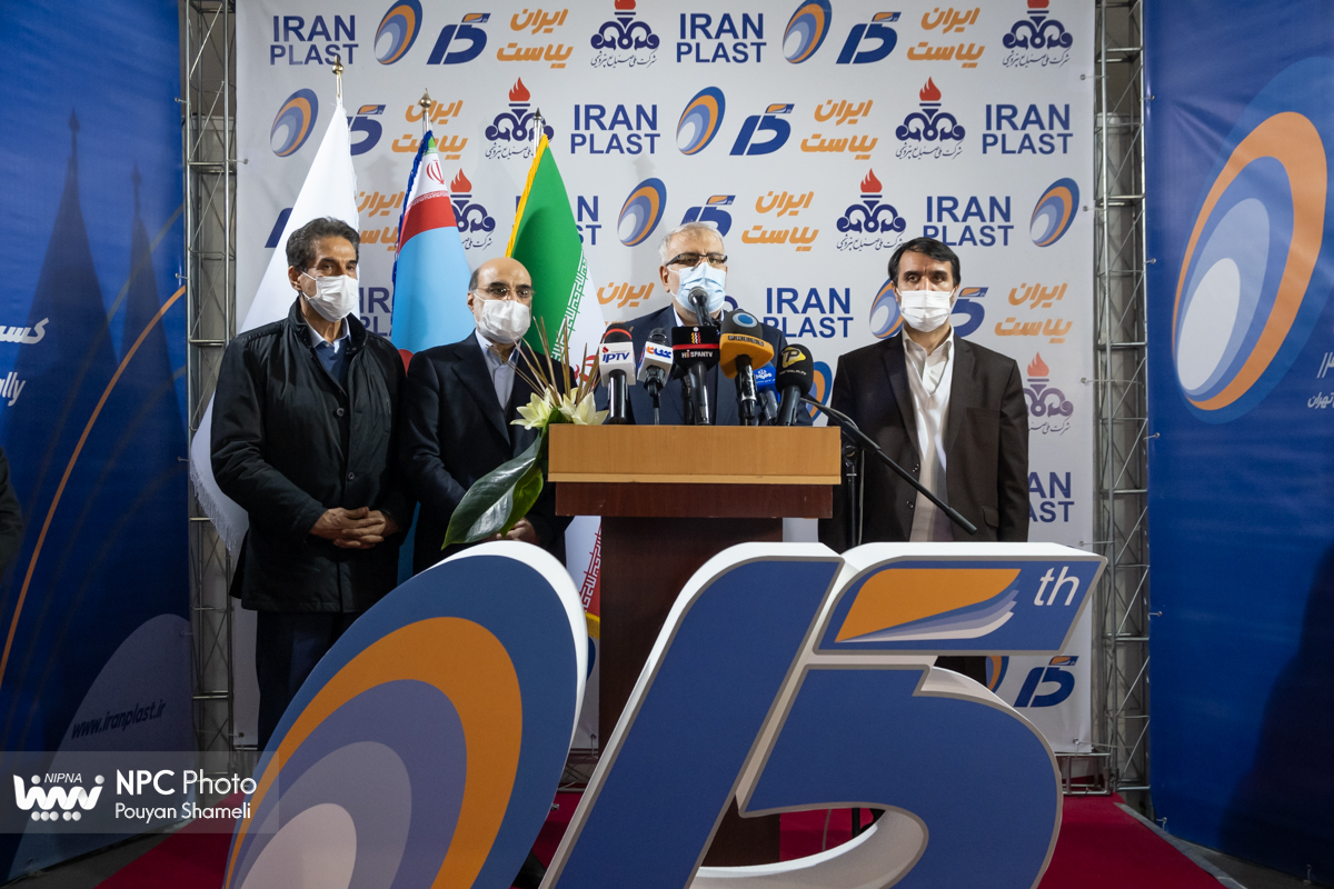 گفت و گوی وزیر نفت با خبرنگاران در پانزدهمین نمایشگاه بین المللی ایران پلاست (1) 4