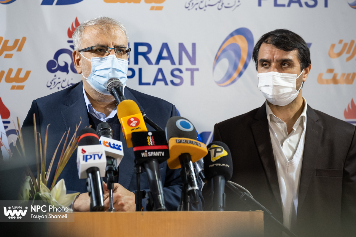 گفت و گوی وزیر نفت با خبرنگاران در پانزدهمین نمایشگاه بین المللی ایران پلاست (1) 8