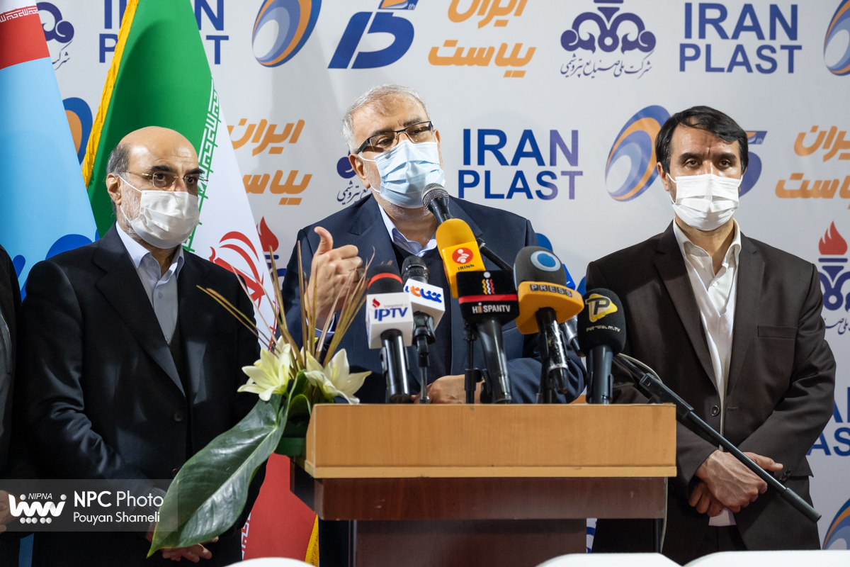 گفت و گوی وزیر نفت با خبرنگاران در پانزدهمین نمایشگاه بین المللی ایران پلاست (1) 9